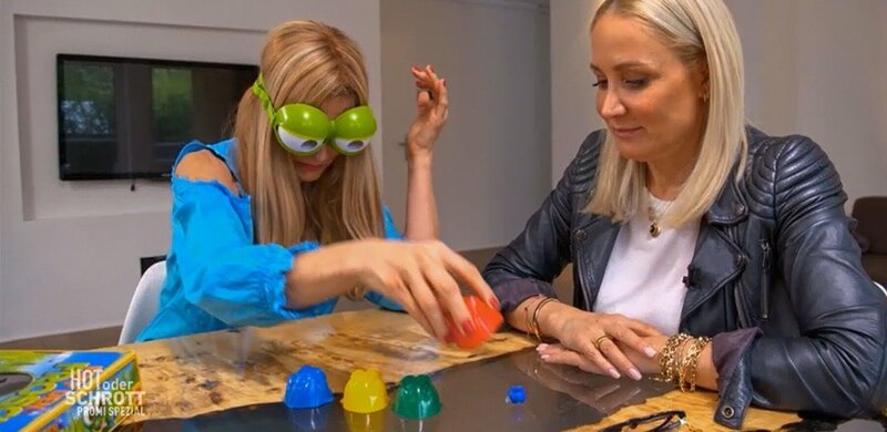 Janine Kunze & Sonya Kraus (l.) – Bild: RTL /​ Hot oder Schrott – Promi Spezial