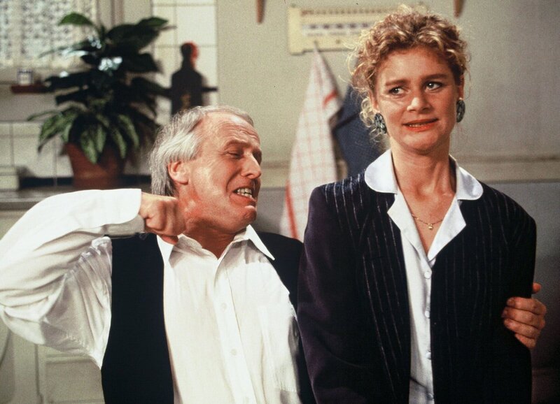 Fascht e Familie Fünfzig Jahre Meier Folge 42 Unerfreuter Jubilar: Walter Andreas Müller als Hans Meier, Hanna Scheuring als Vreni Hubacher – Bild: SRF