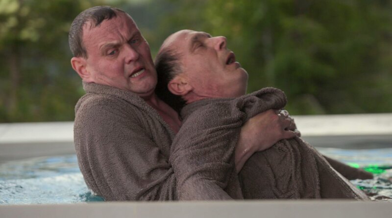 Gerade noch gutgegangen: Thorsten (Devid Striesow, li.) zieht Carsten (Martin Brambach) aus dem Wasser. – Bild: ARD Degeto Film/​Florida Film GmbH/​Repro