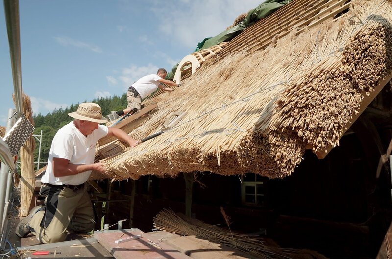Reetdachdecker decken die Landwassermühle in Oberprechtal. – Bild: SWR/​teamWerk