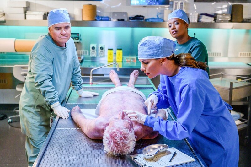 (v.li.): Darren Gilshenan (Dr. Lyle Fairley), Faustina Agolley (Edwina Gharam), Jolene Anderson (Dr. Grace Molyneux). – Bild: ORF/​Disney/​ABC/​Scott Belzner