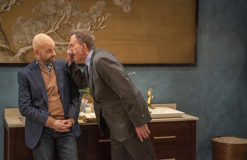 Jim Kearney (Jon Cryer, l.); Bill (Billy Gardell, r.) – Bild: NBCUniversal Media, LLC /​ Ron Batzdorff