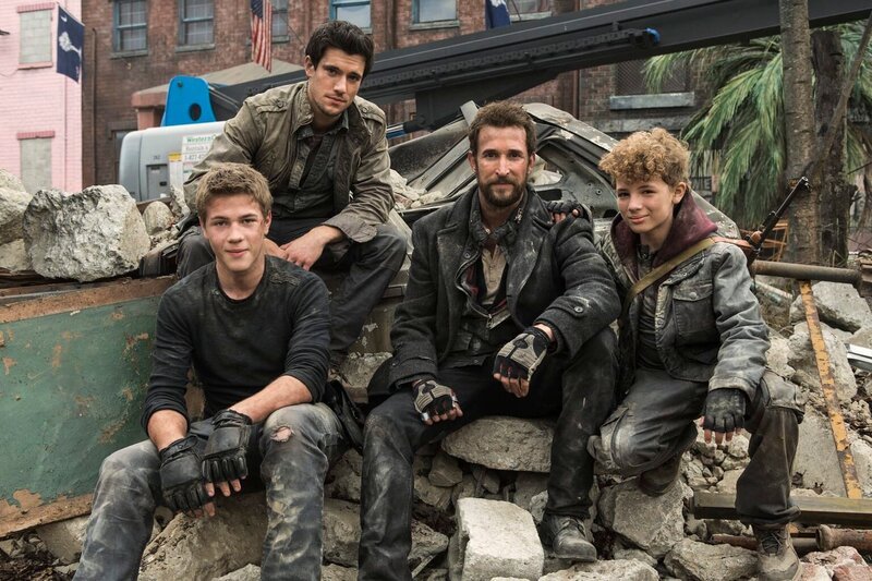 Der Kampf ums Überleben geht weiter: Tom (Noah Wyle, 2.v.r.), Hal (Drew Roy, 2.v.l.), Maxim (Matt Mason, r.) und Ben (Connor Jessup, l.) … – Bild: Warner TV Serie