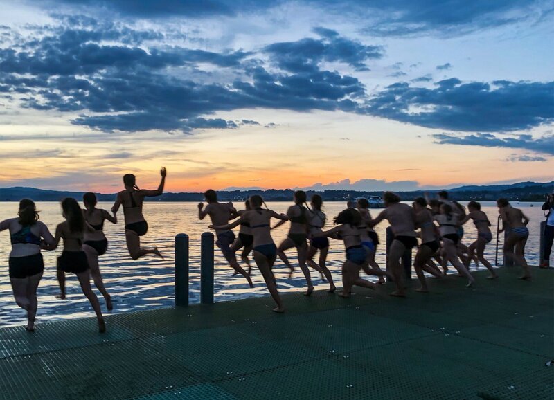 SRF bi de Lüt Familiensache Ferienzeit Folge 3 Nach der Premiere springen alle in den See – Bild: SRF