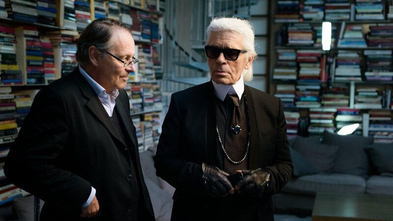 Designer Karl Lagerfeld (re.) im Gespräch mit Filmemacher Gero von Boehm (li.). – Bild: 3sat