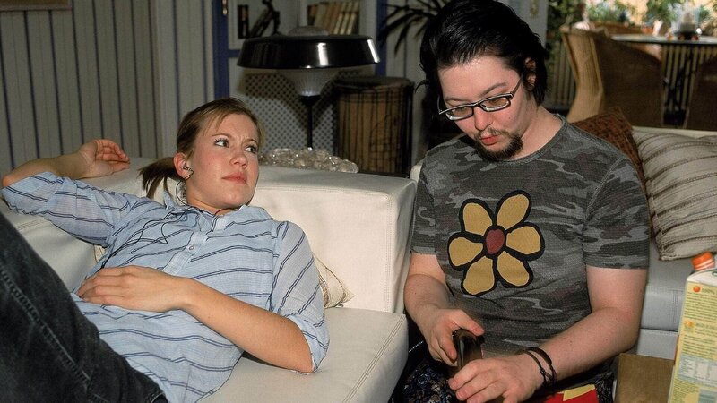 Schlimm genug für Alex (Wolke Hegenbarth), Niko (Sebastian Kroehnert) als Mitbewohner zu ertragen; richtig nervig aber ist, dass er sich auch noch als Superhausfrau entpuppt! – Bild: RTL /​ Guido Engels