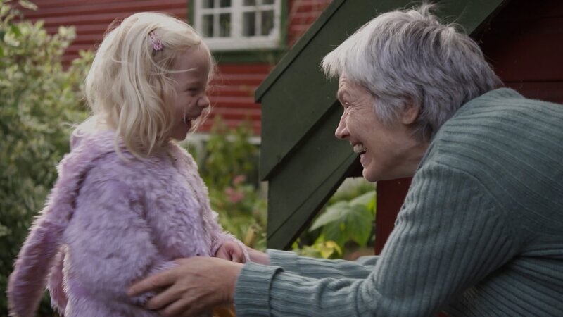 Oma findet das kleine Häschen Mara dann aber doch noch! – Bild: KiKA