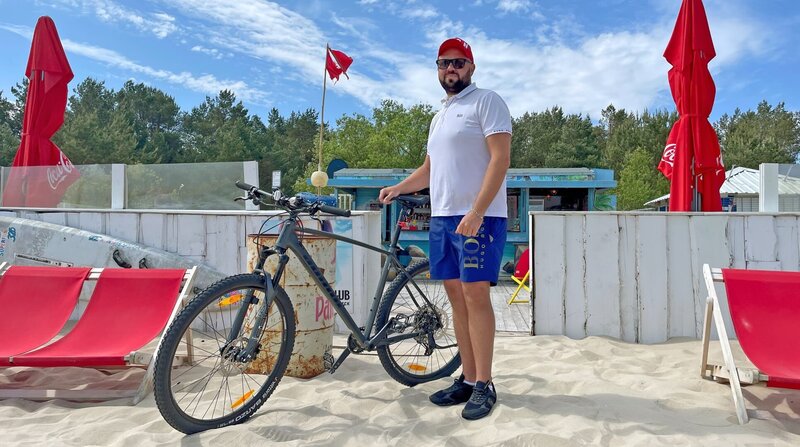 Mit dem Rad als Grenzpendler unterwegs zur Arbeit an der Strandbar. Mateus Laszkiewicz fährt täglich von Swinemünde nach Ahlbeck. – Bild: ZDF und NDR/​Steffen Schneider