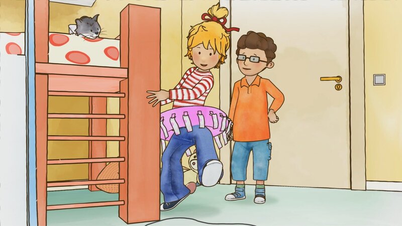 Eins und zwei und ein Bein hoch! Conni übt schon einmal die ersten Ballett-Tanzschritte auf dem Trockenen mit Tipps von ihrem Freund Simon. – Bild: ZDF/​Henning Windelband/​Youngfilms GmbH