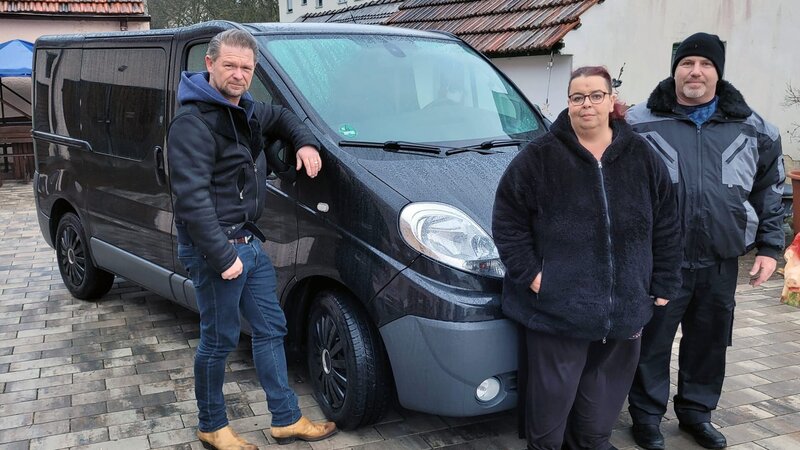 Für die herzkranke Katia ist Anstrengung tabu, im Alltag braucht sie einen Rollstuhl. Ein neuer Bus mit Rollstuhllift würde sie mobil machen. Kann Det helfen? – Bild: RTLZWEI