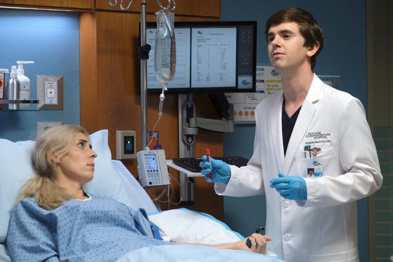 Unbekannte Darstellerin und Dr. Shaun Murphy (Freddie Highmore) – Bild: TVNOW