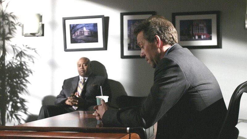 Der Milliardär Vogler (Chi McBride, l.) plant aus der Klinik einen profitablen Ort für sein Biotech-Forschungsunternehmen zu machen. Houses (Hugh Laurie) aufwändige Analyse- und Untersuchungsverfahren sind Vogler bei seinen Plänen ein Dorn im Auge. – Bild: RTL /​ Universal Network Television LLC