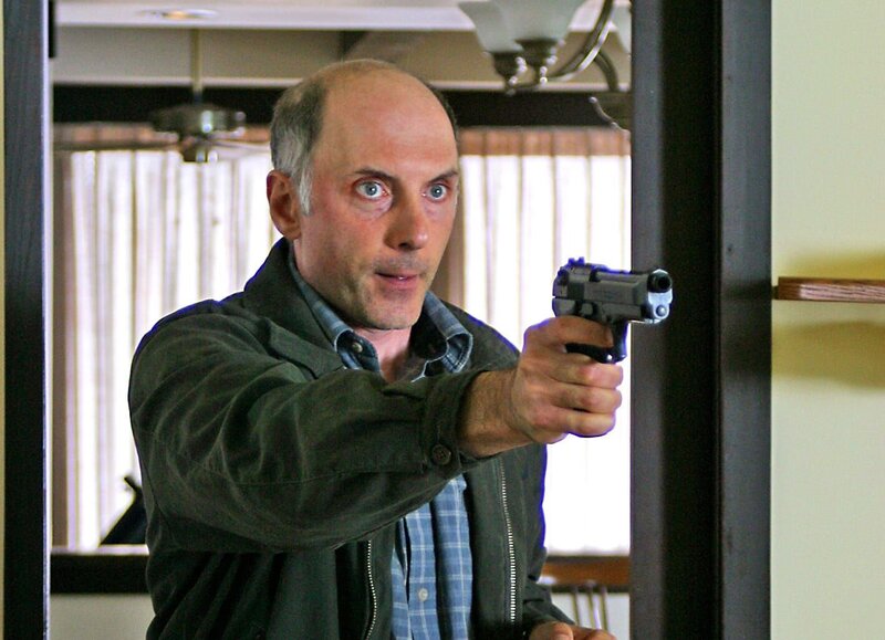 Joe (Dan Castellaneta) taucht plötzlich im Haus von Jack auf und bedroht ihn mit einer Waffe … – Bild: RTL II