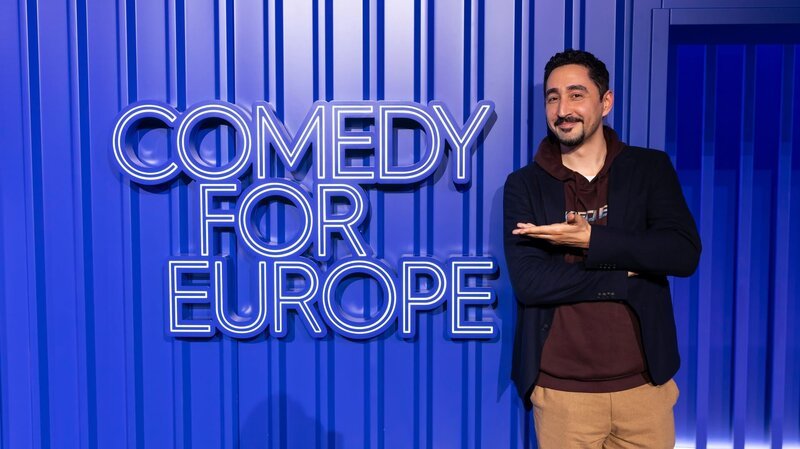 Eko Fresh im Studio bei „Comedy for Europe“ – Bild: 3sat