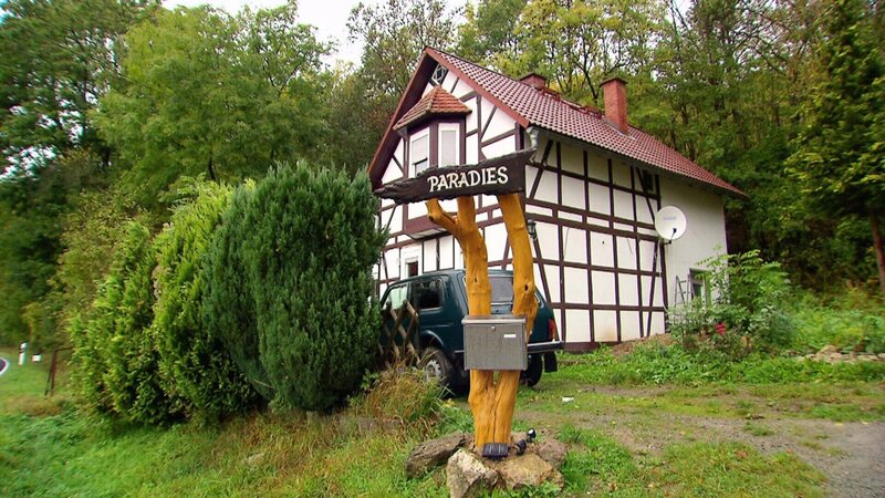 Die Naturfreunde Thomas und Rosi haben sich ihren Schnäppchen-Traum schon fast verwirklicht. Für 26.000 Euro haben sie ein Fachwerkhaus (Foto) am Waldrand und insgesamt 2.500 Quadratmeter Land für ihre Pferde erworben. Doch von Gemütlichkeit können sie bisher nur träumen.. – Bild: RTL II