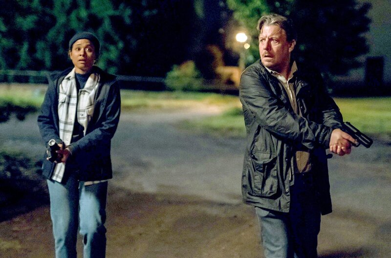 Rolf (Anders W. Berthelsen) und seine Kollegin Neel (Olivia Joof Lewerissa) gehen einer Spur nach. Auf dem Weg werden sie verfolgt … – Bild: Zentropa/​Klara Cvrckova