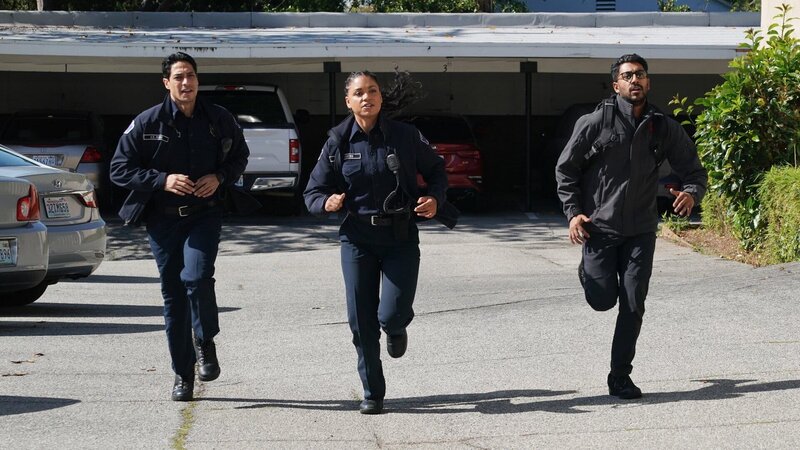 Station 19 Staffel 5 Folge 17 Werden zu einem Notfall gerufen: Carlos Miranda als Theo Ruiz, Barrett Doss als Victoria Hughes, Ritesh Rajan als Clarke Wright – Bild: SRF/​ABC Studios
