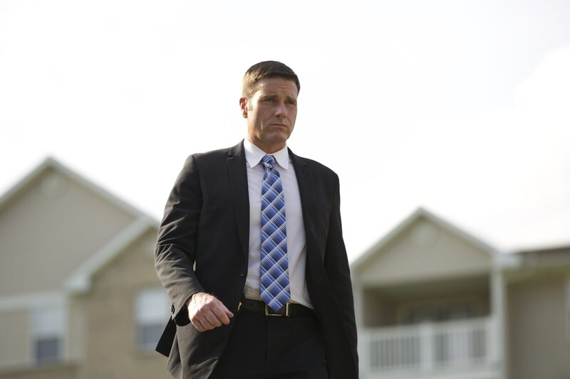 Ein junger Vater wird durch eine einzige Kugel am hellichten Tag erschossen. Am Tatort erkennt Lieutenant Joe Kenda (Carl Marino) das Markenzeichen eines qualifizierten Scharfschützen. Doch ohne konkrete Beweise muss er sich auf das Schuhleder des Schützen konzentrieren, um ihm auf die Spur zu kommen. Wird er den Täter finden? – Bild: Jupiter Entertainment