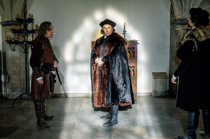 Eine Diskussion mit dem Herzog von Norfolk (Timothy Spall, li.) lässt Cromwell (Mi.) in einem anderen Licht erscheinen. – Bild: ARTE F /​ Nick Briggs/​Playground Televis /​ Nick Briggs/​Playground Television UK