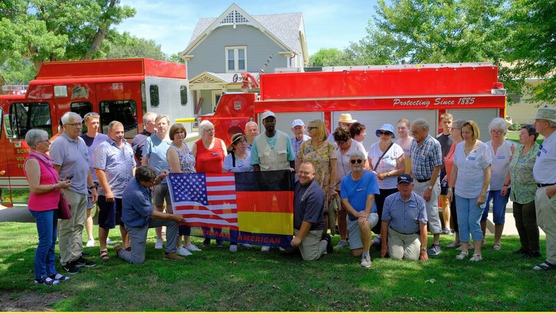 Die Reisegruppe zu Gast in Scribner, Nebraska. Ein kleiner Ort mit viel norddeutscher Geschichte. – Bild: 3sat