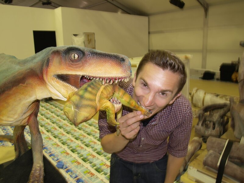 Eric in der Dinosaurier-Ausstellung. – Bild: ZDF/​Michaela Kinzler