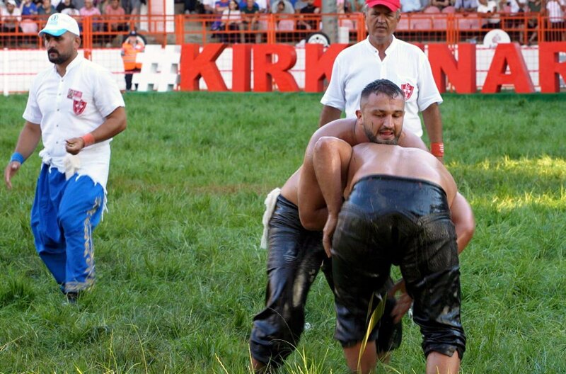 In der türkischen Stadt Edirne findet jährlich der Kirkpinar-Ölringkampf statt. Für viele Jungen aus armen Verhältnissen ist das Turnier der Schlüssel zu sozialer Anerkennung. – Bild: Elephant Doc