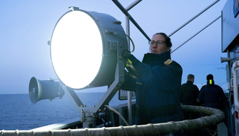 Üben für den Ernstfall. Die Soldatinnen und Soldaten der Marine begegnen bei ihren Übungen auf der Ostsee häufig russischen Kriegsschiffen. – Bild: NDR/​Lennart Banholzer