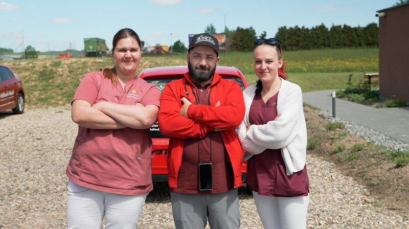 MDR FERNSEHEN DER JOBTESTER, „Dr. Emkus als Altenpfleger“, am Dienstag um 19:50 Uhr. v.l.n.r. Pflegerin Susann Riedel, Dr. Emkus (Markus Hanschke), Pflegerin Emily Adner Ort: Pflegedienst „Helfende Hände“ in Hartenstein (Sachsen) – Bild: MDR/​Alexander Friederici