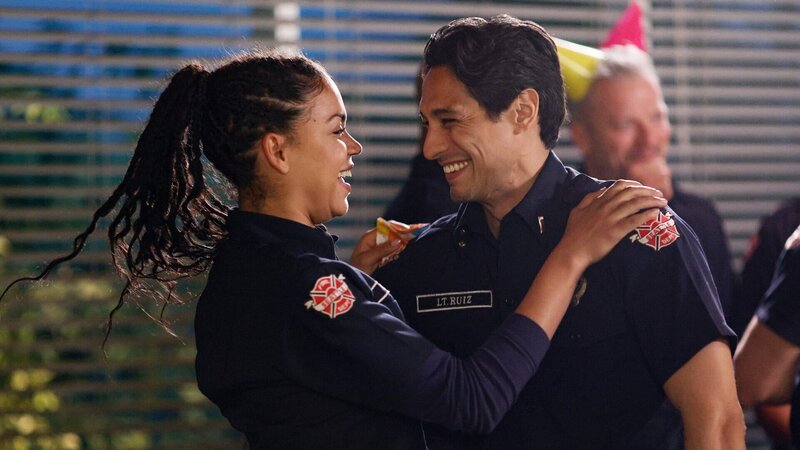 Station 19 Staffel 5 Folge 18 Glückliches Paar: Barrett Doss als Victoria Hughes, Carlos Miranda als Theo Ruiz – Bild: SRF/​ABC Studios