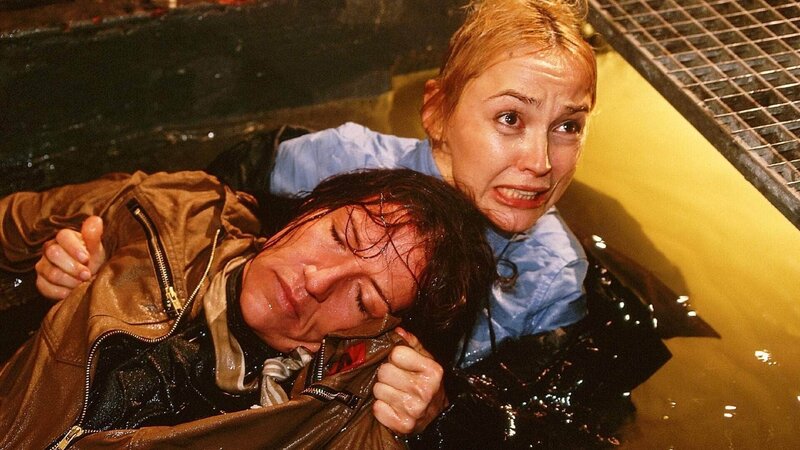 Bea (Sonia Farke, re.) hat die Tür zum Verlies aufgebrochen und Walter (Katy Karrenbauer) gefunden. Doch Walter gibt kein Lebenszeichen von sich … – Bild: RTL