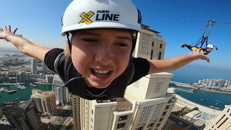 Carmen, Davina und Shania (Foto) wollen mit Ziplining in den Tag starten. Über einen Kilometer lang ist die Strecke, man startet in 170 Meter Höhe und erreicht eine Geschwindigkeit von 80 km/​h. – Bild: RTLZWEI, Geiss TV