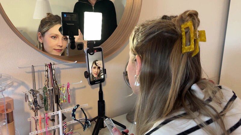 Lena hat von Michi gelernt, wie sie perfekte Videos aufnimmt. – Bild: ORF