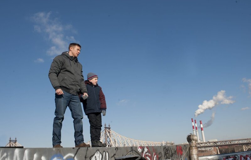 Der Marine-Veteran John Russell (Chad Michael Collins, l.) verprügelt seine Frau und entführt anschließend seinen Sohn Tommy (Michael Capparella, r.). Danny und Baez nehmen die Verfolgung  auf … – Bild: 2013 CBS Broadcasting Inc. All Rights Reserved. Lizenzbild frei