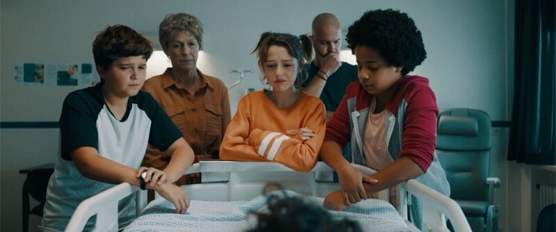 Sammy (Arthur Hermans), Jos (Ann Tuts), Ella (Cécile Enthoven), Thomas (Stan Van Samang) und Noor (Maja Azila) machen sich Sorgen um den kranken Felix (Junes Callaert). – Bild: VRT/​Nico Surings