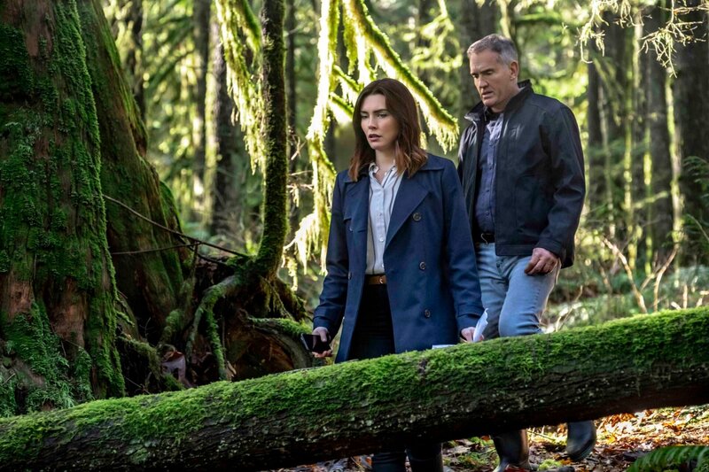 TV crime reporter Ruby Herring starts receiving anonymous tips when a cold case -- the unsolved murder of a local psychic – is reopened, and teams up with Seattle PD detective Jake Killian to find the killer.  Photo: Taylor Cole, John Wesley Shipp – Bild: Crown Media United States, LLC