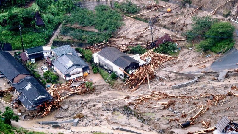 Sie lassen sich durch nichts aufhalten – sind sie einmal ausgelöst, walzen sie alles nieder: Schlammlawinen. Immer wieder kommt es zu katastophalen Naturgewalten dieser Art überall auf der Welt. – Bild: TVNOW /​ Getty Images/​The Asahi Shimbun