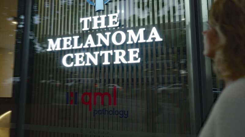 Eine von vielen Hautkrebskliniken im australischen Brisbane. In Australien scheint Hautkrebs fast schon eine Epidemie zu sein, so viele Betroffene gibt es. – Bild: 3sat Eine von vielen Hautkrebskliniken im australischen Brisbane. In Australien scheint Hautkrebs fast schon eine Epidemie zu sein, so viele Betroffene gibt es. – Bild: 3sat