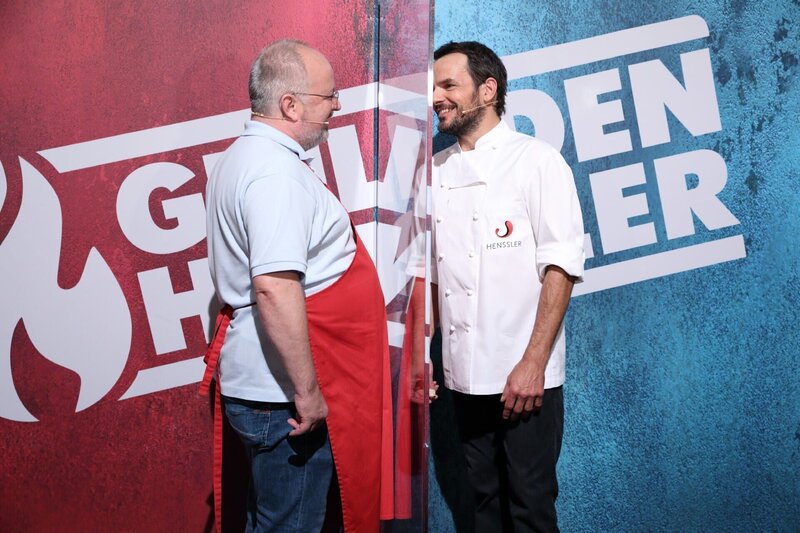 V.l.: Kochcoach Christian Lohse, Steffen Henssler (r.) – Bild: TVNOW, Frank W. Hempel