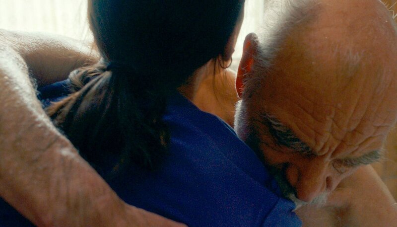 Nach der Wäsche hebt die mobile Krankenschwester Esma (Ines Miro) ihren Patienten Herrn Müller (Heinz-Jürgen Groß) aus der Wanne. – Bild: SWR/​Filmakademie Baden-Württemberg/​Lisa Jilg