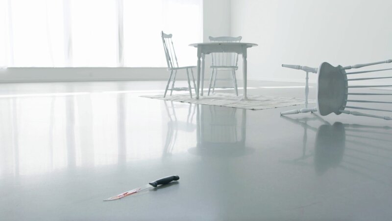 Ein blutiges Messer auf dem Boden – Bild: 2022_CuriosityStream-Inc.