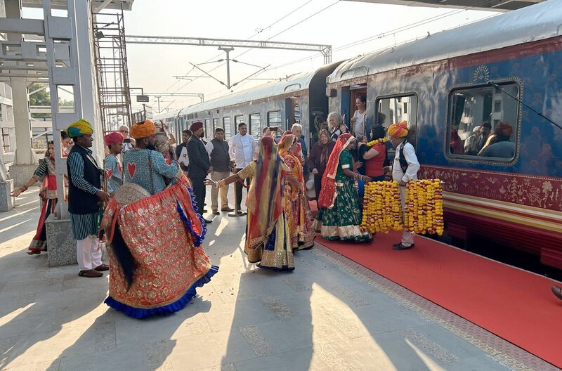 Mit dem Zug durch Indien: Empfang der Fahrgäste des „Deccan Odyssey“ in Jaipur, der Hauptstadt des Bundesstaates Rajasthan; Zur ARTE-Sendung Mit dem Luxuszug durch Indien Mit dem Zug durch Indien: Empfang der Fahrgäste des „Deccan Odyssey“ in Jaipur, der Hauptstadt des Bundesstaates Rajasthan © SWR/​Alexander Schweitzer Foto: SWR Honorarfreie Verwendung nur im Zusammenhang mit genannter Sendung und bei folgender Nennung „Bild: Sendeanstalt/​Copyright“. Andere Verwendungen nur nach vorheriger Absprache: ARTE-Bildredaktion, Silke Wölk Tel.: +33 3 90 14 22 25, E-Mail: bildredaktion@arte.tv – Bild: SWR/​Alexander Schweitzer