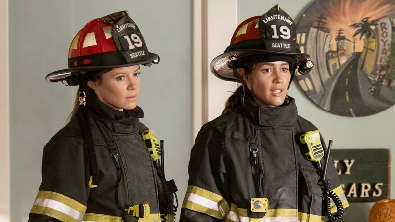 L-R: Danielle Savre als Maya Bishop, Jaina Lee Ortiz als Andy Herrara – Bild: SRF/​Motion Picture