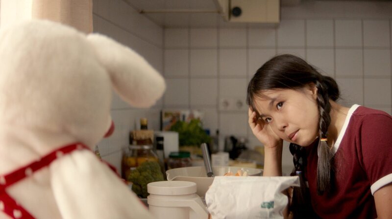 Die einsame Zoya (Elvira Müller) unterhält sich mit Kuschelmaus Mischka, die ihr mit der Stimme ihre Großvaters (Harry Schäfer) antwortet. – Bild: SWR/​Filmakademie Baden-Württemberg