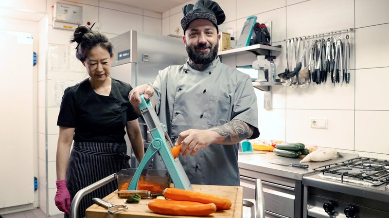 MDR FERNSEHEN DER JOBTESTER, „Dr. Emkus als Koch“, am Mittwoch um 19:50 Uhr. Dr. Emkus (Markus Hanschke) und Küchenchefin Nami Kim-Wollschläger Ort: Restaurant „Wollkim“ in Erfurt – Bild: MDR/​Alexander Friederici