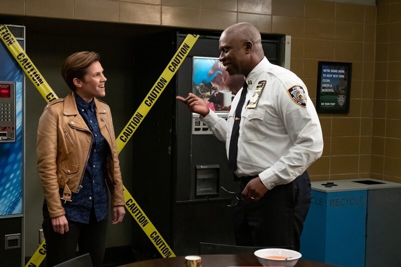 Jocelyn (Cameron Esposito, l.); Captain Ray Holt (André Braugher, r.) – Bild: 2019 UNIVERSAL TELEVISION LLC. All rights reserved. /​ Vivian Zink Lizenzbild frei