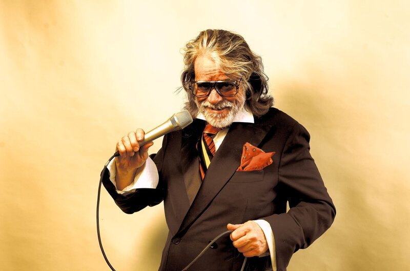 Zu seinem 70. Geburtstag gibt der Entertainer Helge Schneider auf seine ganz eigenwillige Weise einen bunten, skurrilen und ehrlichen Einblick in sein künstlerisches Universum.  – Bild: SWR/​Meine Supermaus