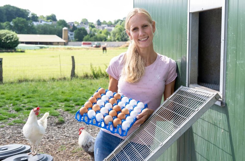 Gastgeberin Marina Dickhoven betreibt gemeinsam mit ihrem Mann Martin den Milchviehhof Dickhoven in Solingen. Die beiden sind die vierte Generation auf dem Hof und versorgen rund 200 Milchkühe und 50 Hühner. – Bild: WDR/​Melanie Grande
