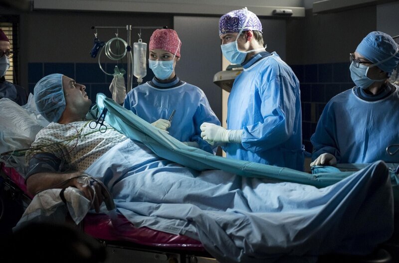 Julia und Ben operieren gemeinsam den ehemaligen Kollegen. Ihr Verdacht erhärtet sich. V.l.n.r. Dr. Guido Jansen (Miguel Abrantes Ostrowski), Julia Berger (Mirka Pigulla), Ben Ahlbeck (Philipp Danne), Komparsin – Bild: ARD