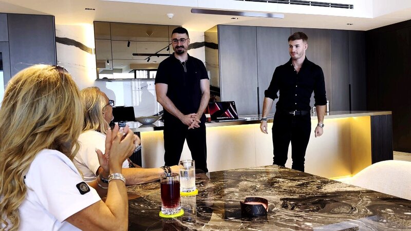 Carmen und Robert bekommen von Marketingguru Raoul Plickat Ratschläge, wie sie auf Social Media so richtig durchstarten können. – Bild: RTLZWEI