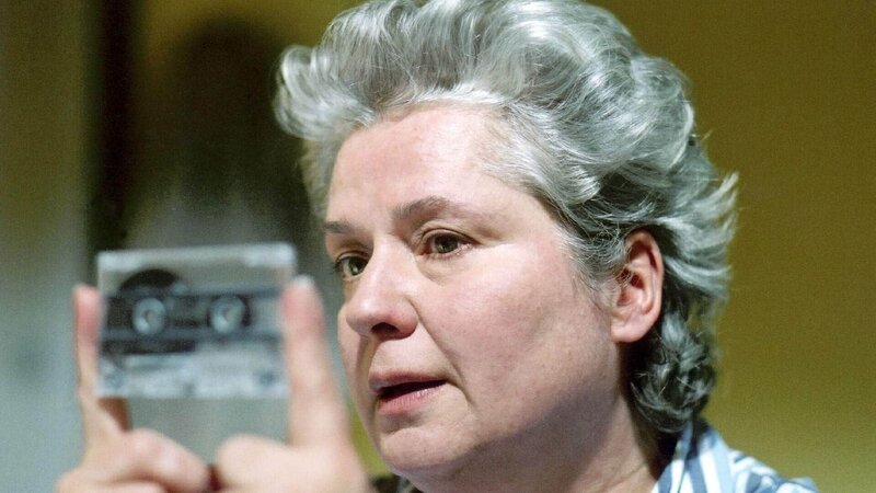 Uschi (Barbara Freier) ist es gelungen, die Kassette mit Annabelles Stimme aus dem von Irene platzierten Rekorder an sich zu bringen. Hat sie endlich einen Beweis für Irenes Intrige? – Bild: Mediengruppe RTL